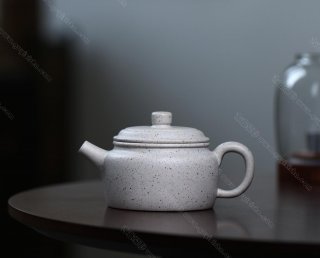 碧螺壺中香撲面，綠茶盞內味如春。